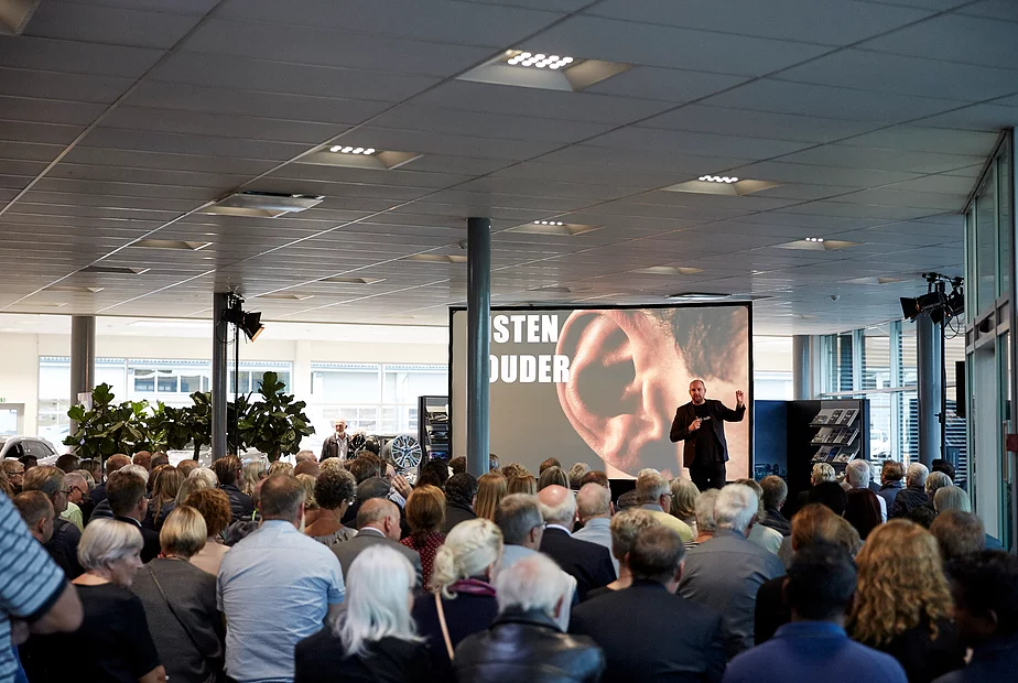 Jonathan Løw holder foredrag for 300 af Mercedes Benz' bedste kunder