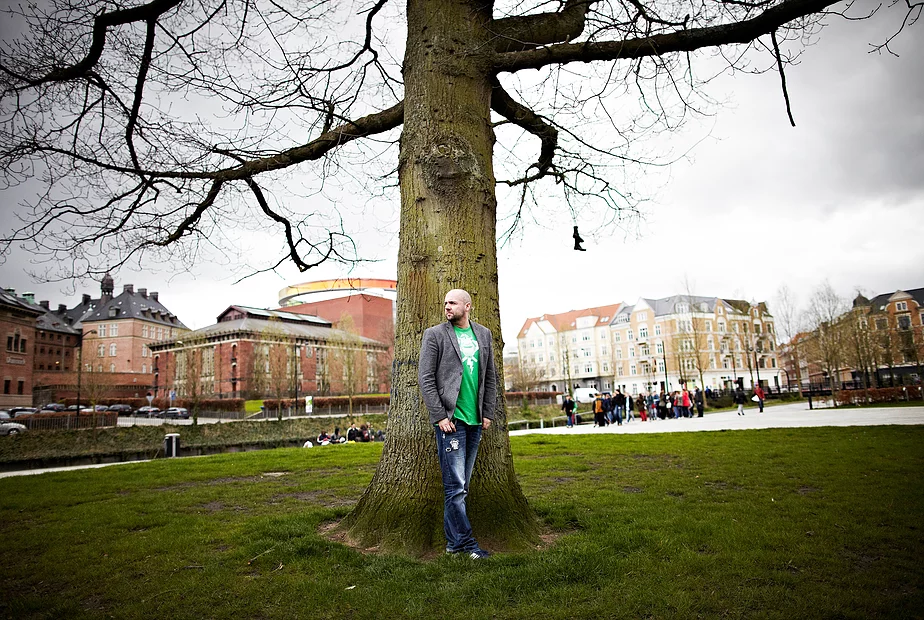 forfatter Jonathan Løw foran Aros i Aarhus